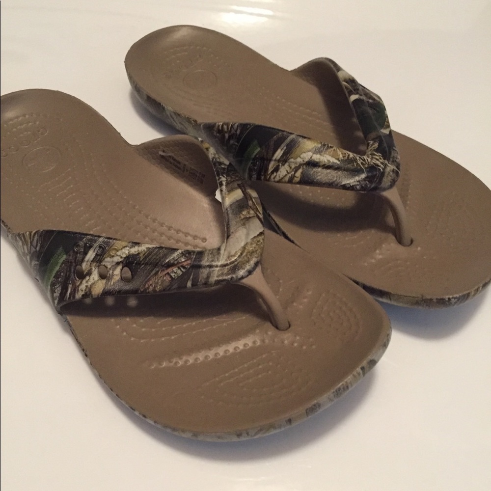 Camo / realtree Crocs flip flops size 6